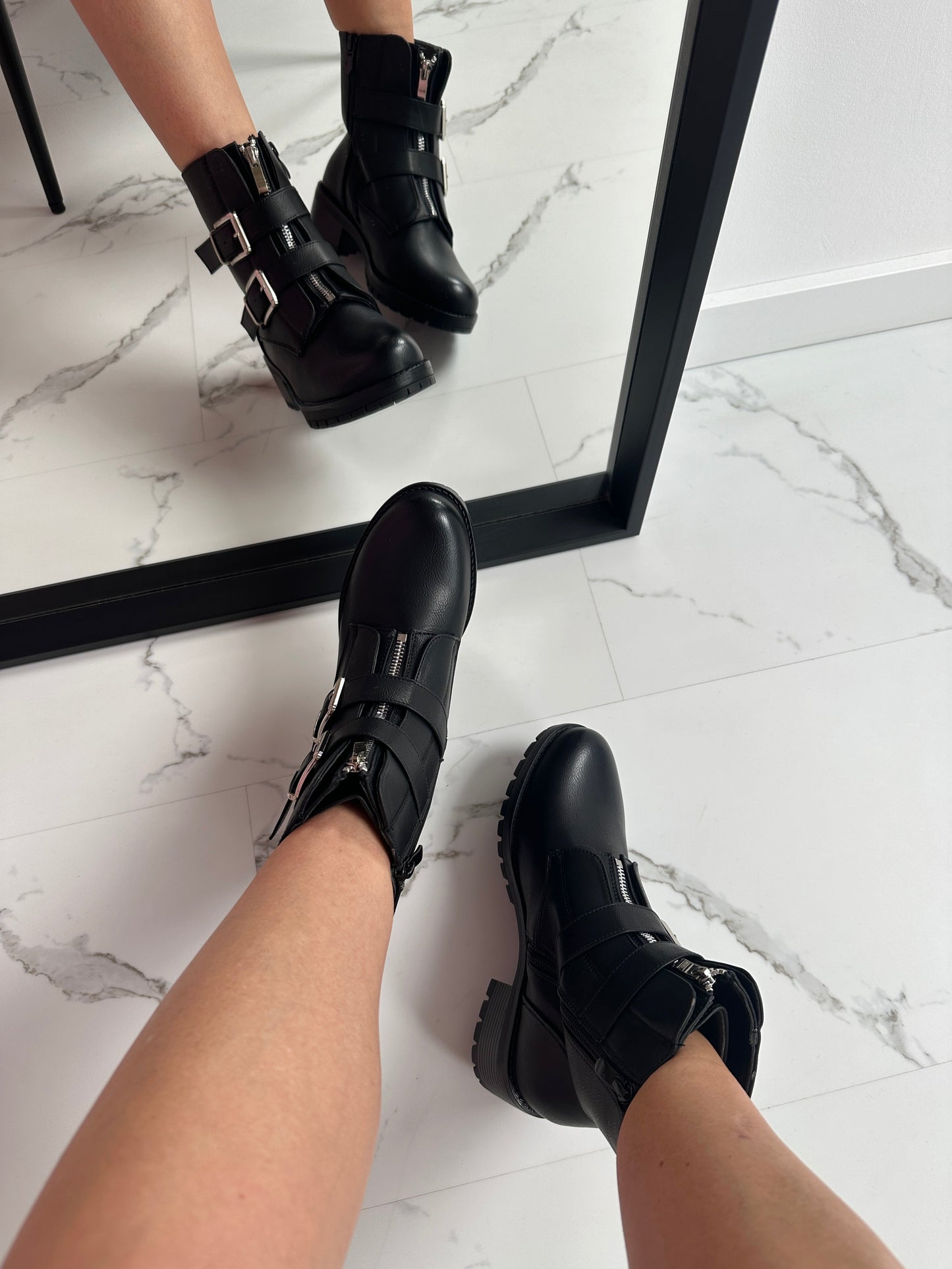Gesp Black Boots - Sleek, Durable & Versatile